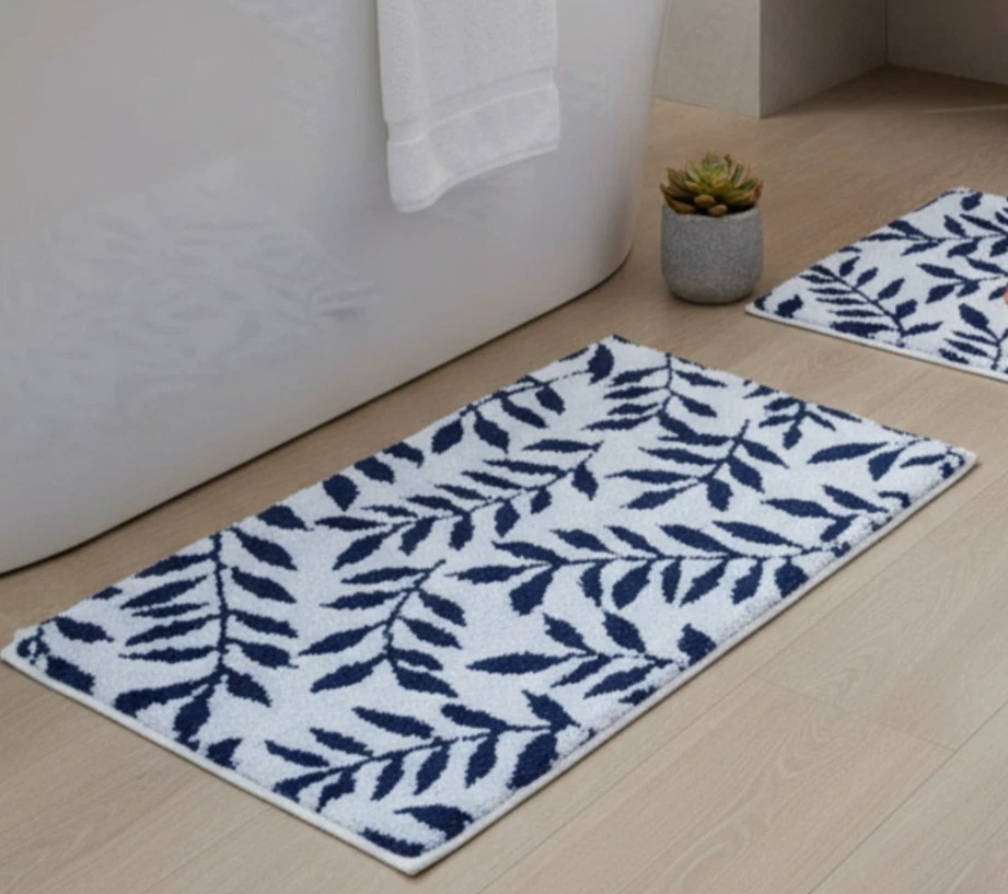 Alfombra de baño antideslizante Charter Club Leaves Botanical Leaf 19,3" x 32" blanca/azul oscuro Foto 2 de 4