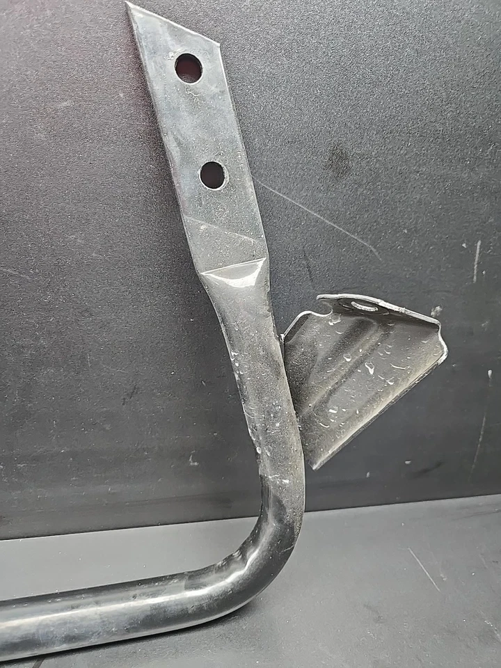 Нижний передний кронштейн для радиатора Pontiac Solstice Saturn Sky 10375093 - Изображение 2 из 4