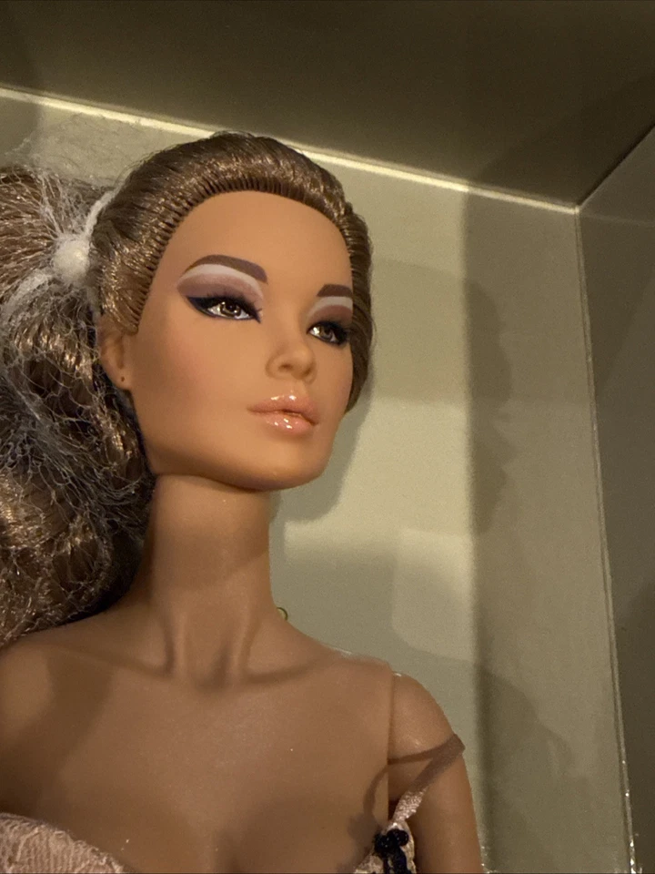 Boneca Integrity Toys FR 16 Cosmetic Surrender Elsa Lin™ LE 300 FR16 nova - Imagem 4 de 4