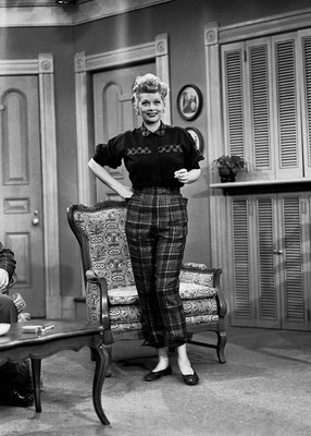 Lucille Ball full length pose in apartment I Love Lucy TV series 5x7 inch photo