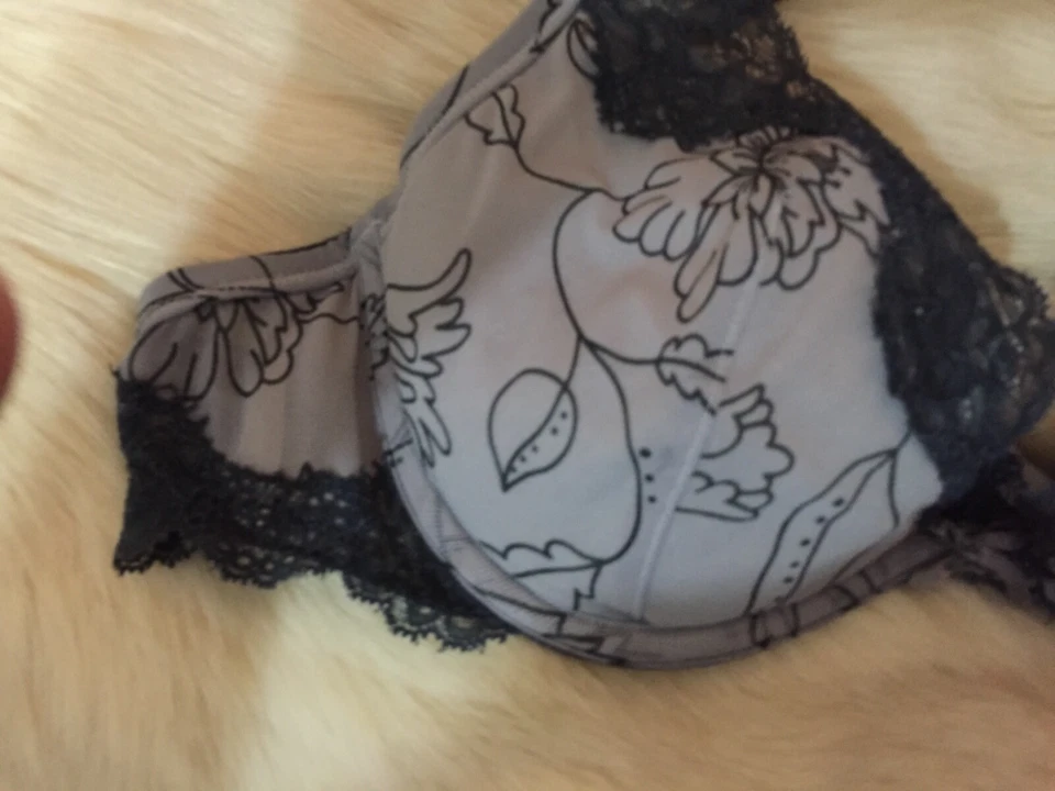 Sujetador Lovable talla it 4b us 36b eu 80b acolchado con aros gris encaje negro  Foto 2 de 4