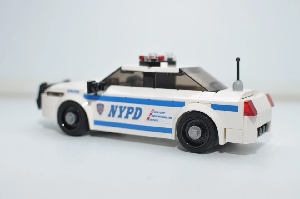 Modelo de juguete de coche de policía azul y blanco personalizado compatible construido con ladrillos LEGO® Foto 2 de 2