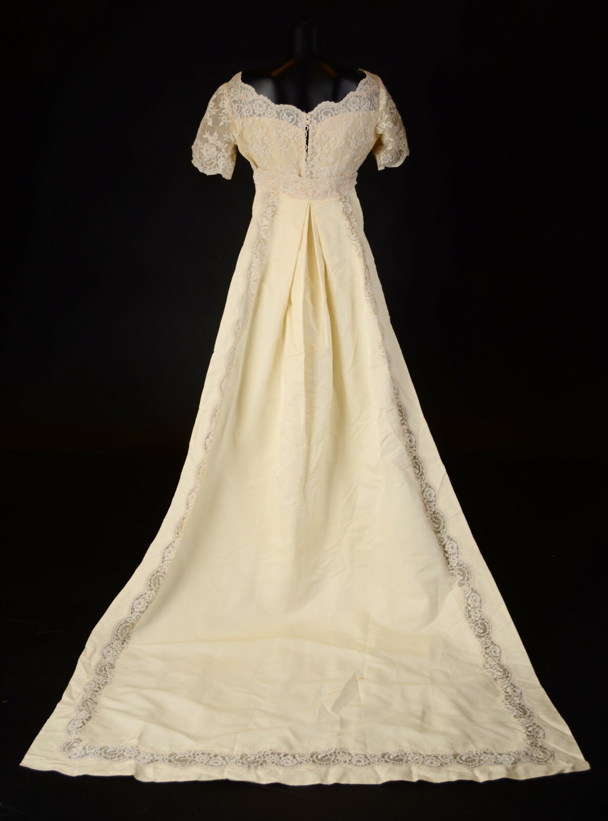 Union Made Vintage 1960s Ivory Lace Bodice Wedding Dr… Gem