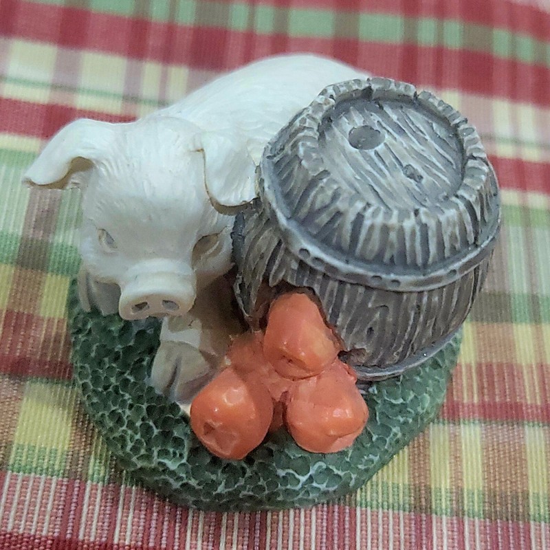 VINTAGE ENESCO CUTE  PIG / PIGLET BARREL FULL OF APPLES FIGURINE missing sticker