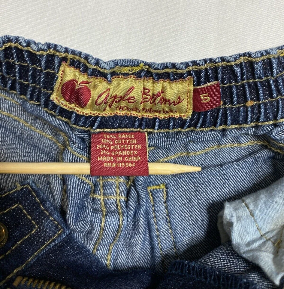 Pantalones de mezclilla Apple Bottom para niñas talla 5 logotipo bordado a presión y cremallera cintura elástica Foto 3 de 4