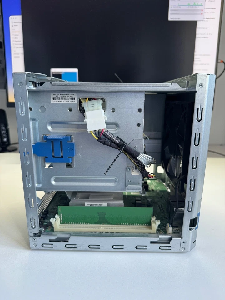 HPE ProLiant MicroServer Gen10 - APU AMD X3216 - 8 GB ECC RAM - Immagine 3 di 4