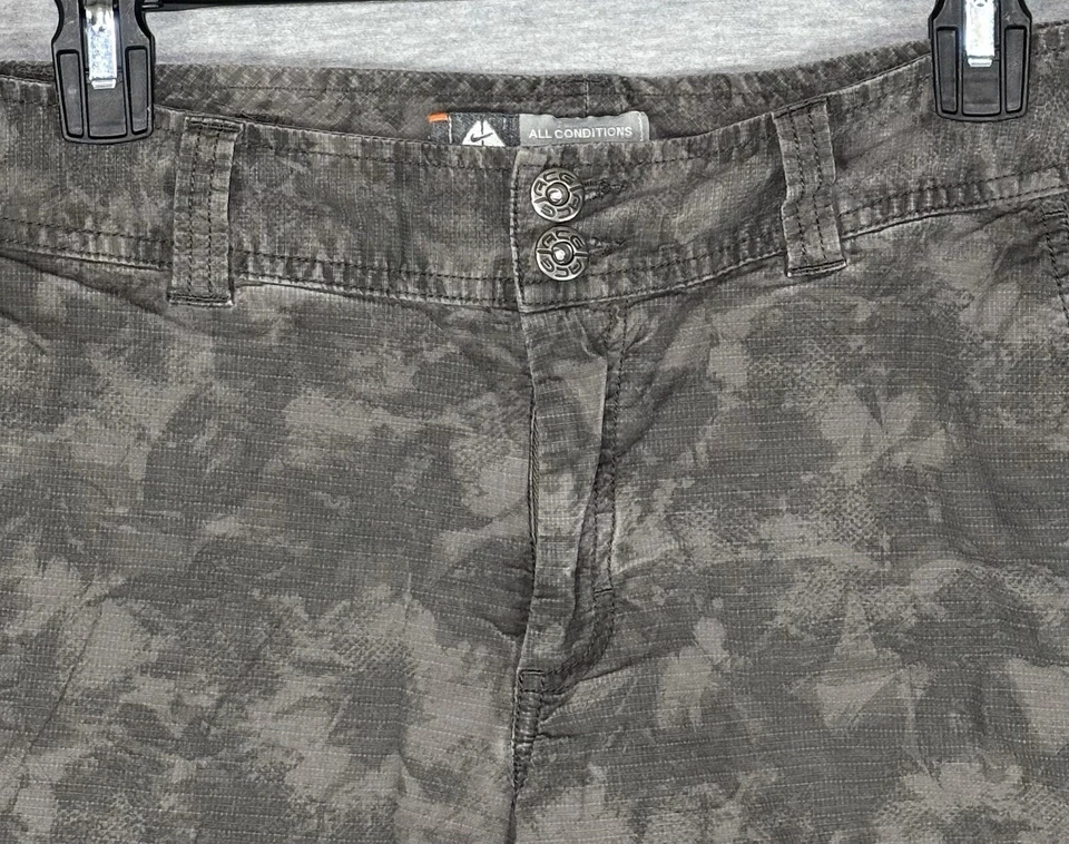 Bermudas largas grises camufladas talla 10 (32”) NIKE ACG todas las condiciones para mujer Foto 4 de 4