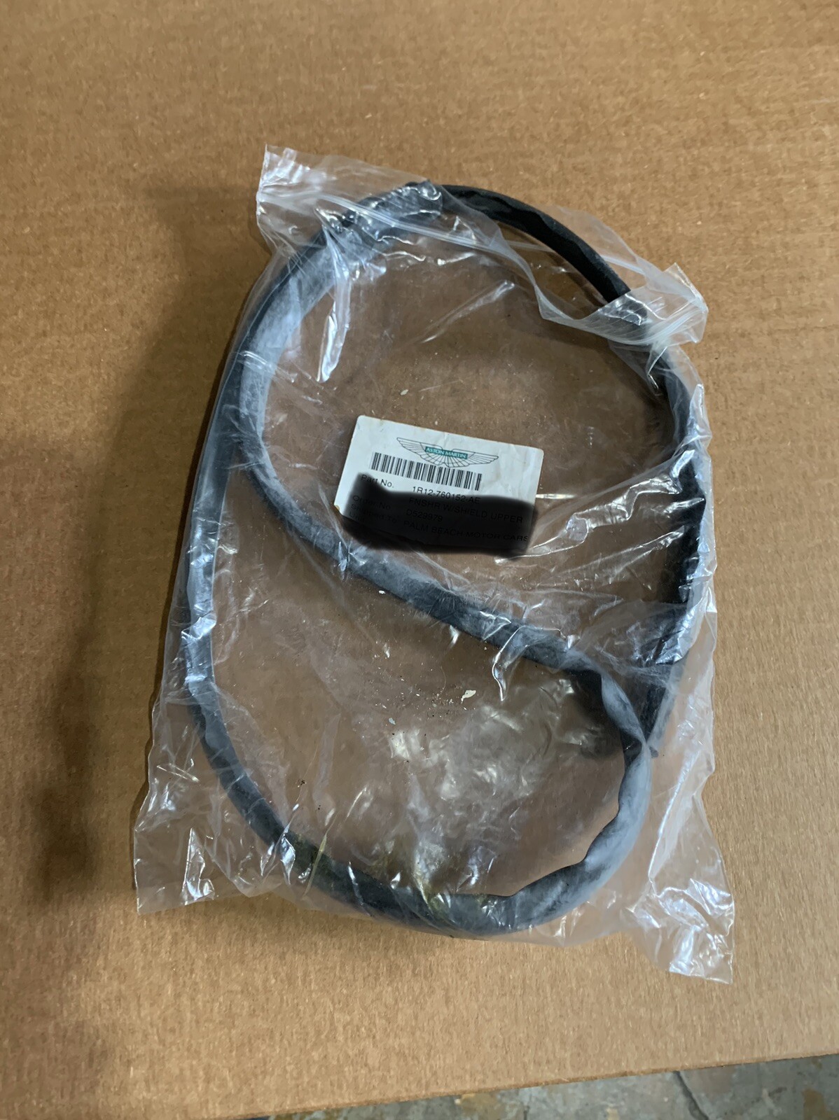 ASTON MARTIN FINISHER WINDSHILED UPPER SEAL OEM 1R12-760152-AE