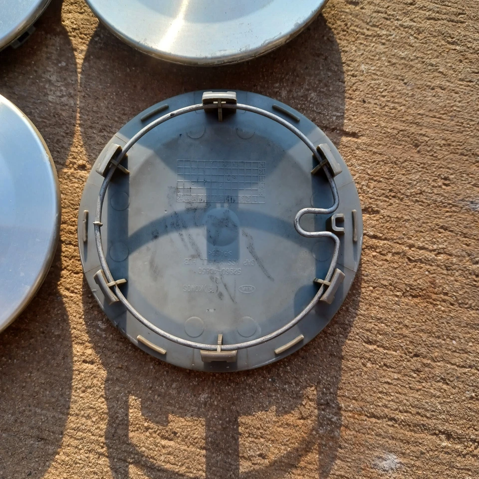 Juego de 4 tapas centrales Kia Cadenza Sedona, 2006-2014 parte # 52960 4D850 ¡Bonito! Foto 3 de 3