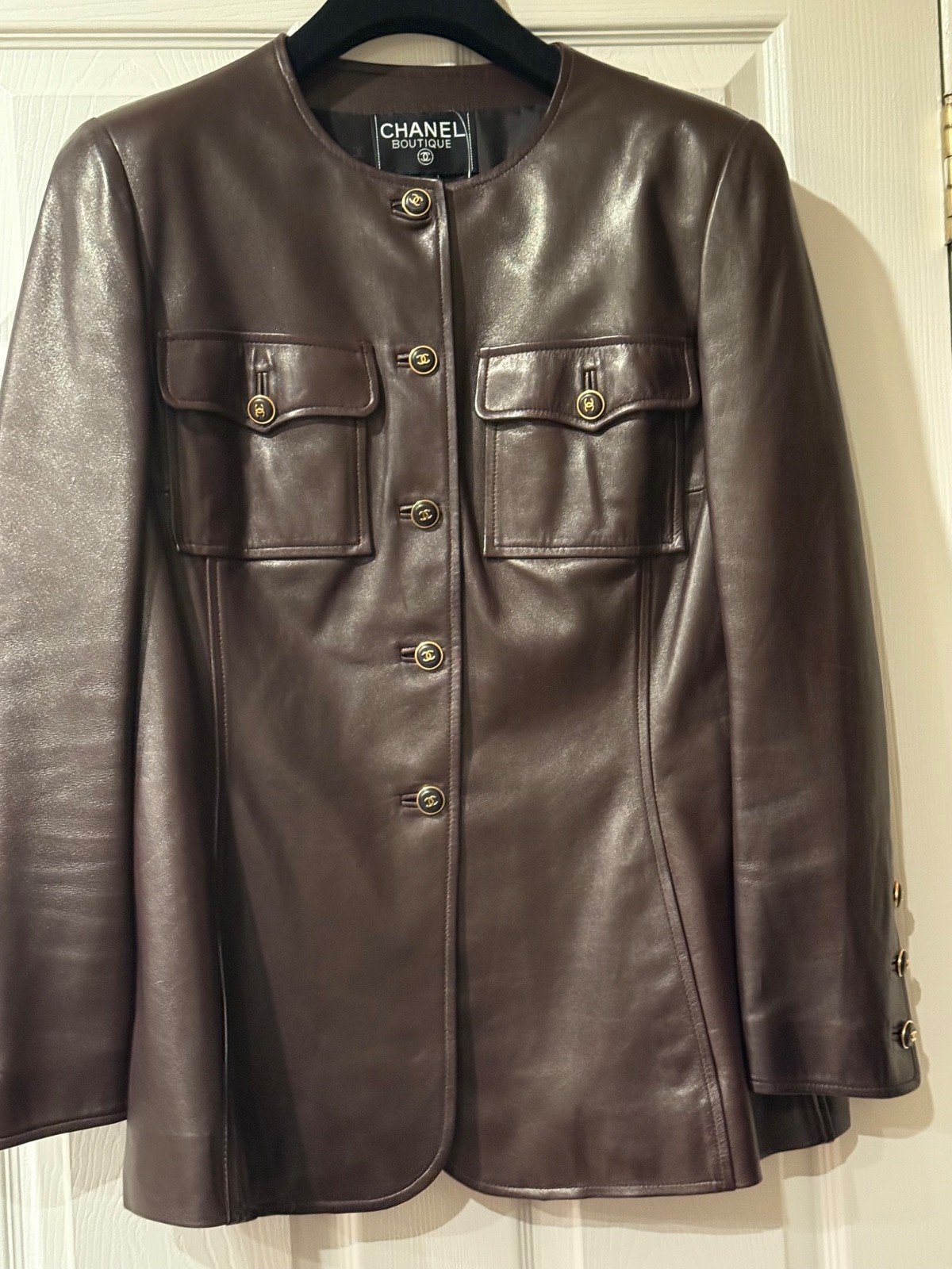 CHANEL BOUTIQUE FALL 1995 MUSEUM BROWN LEATHER JACKET 24K GOLD CC BUTTONS FR46 image 3