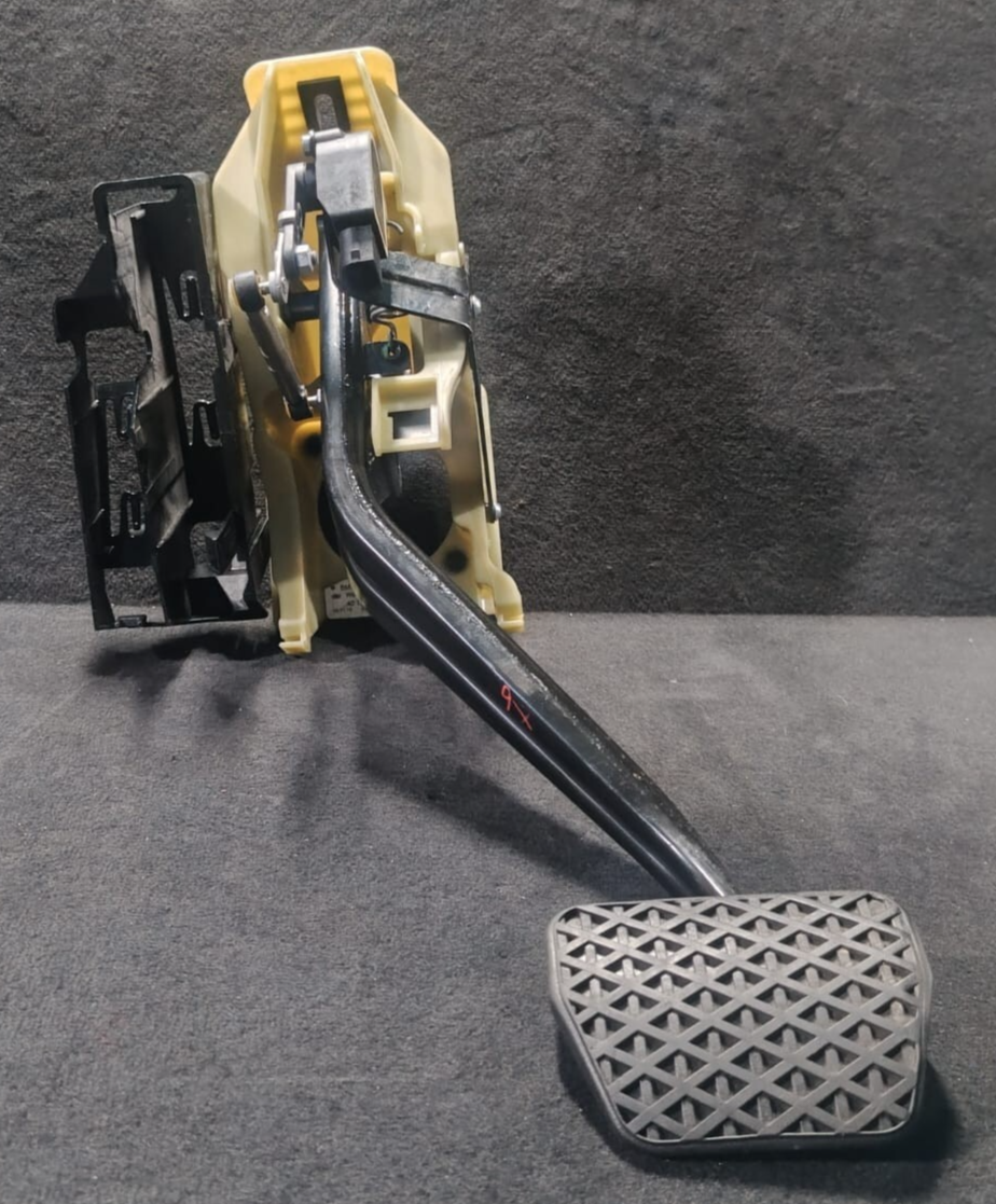 BMW X5 BRAKE PEDAL FOOT LIVER CLUSTER OEM - 6856422