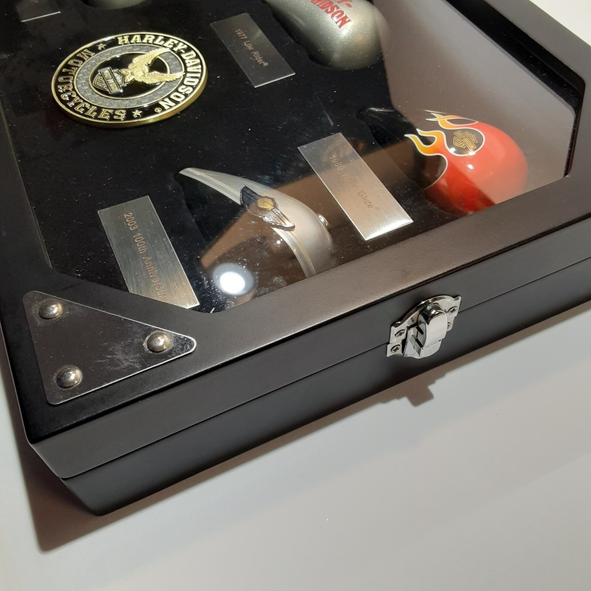 希少！ハーレーダビッドソンのタンクディスプレイ！ Harley Davidson Motorcycle Gas Tank Display Case | Wood | Black