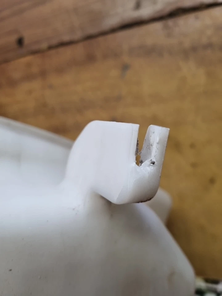 TOYOTA COROLLA OVERFLOW BOTTLE ZZE122 12/01-06/07 (PART OF FAN SHROULD)  - image 3 of 4