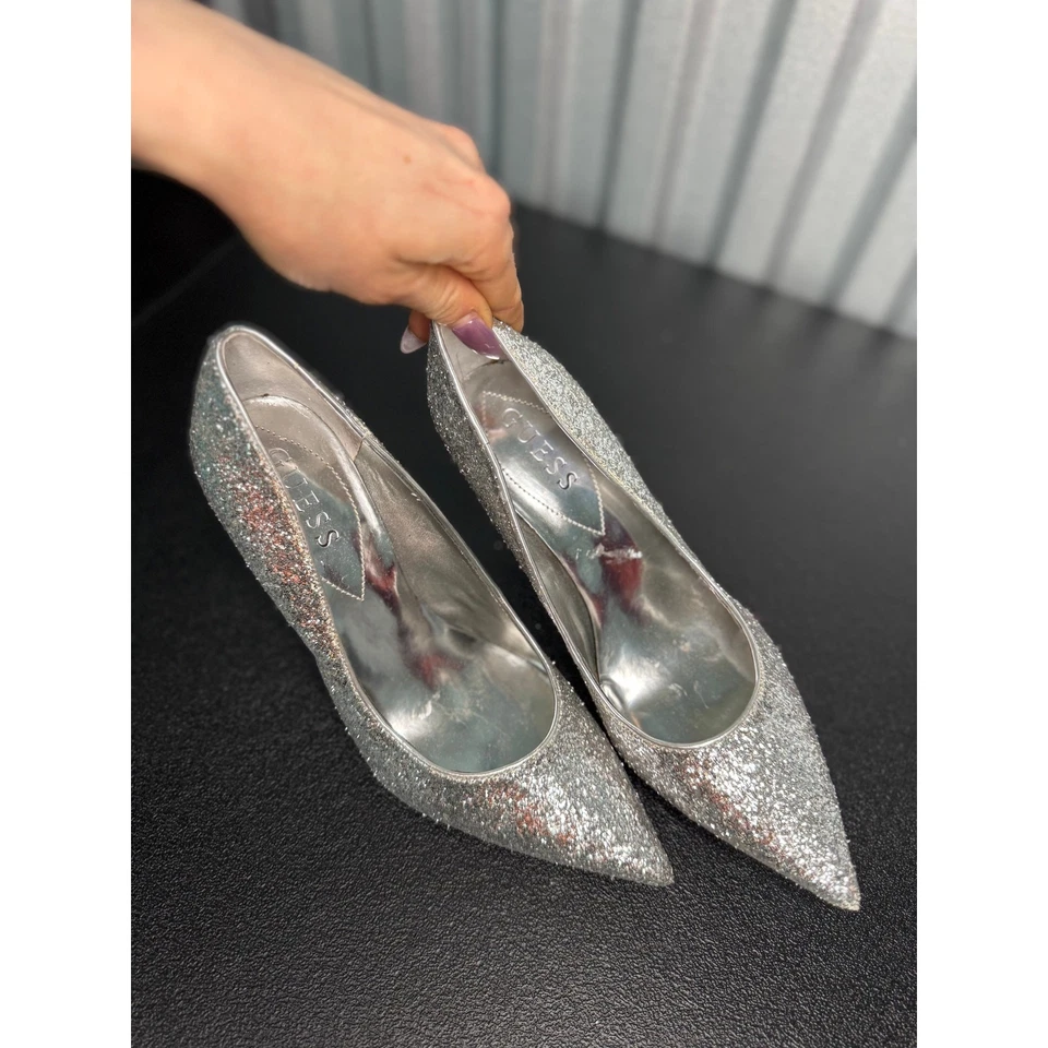 Tacones vintage Y2K Guess plateados brillantes (6,5) Foto 3 de 4