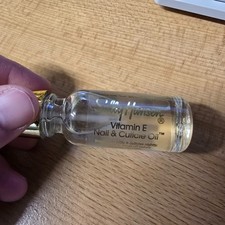 SALLY HANSEN Vitamin E Nail  Cuticle Oil Softens Hydrate Cuticles 13.3 ml NEW 