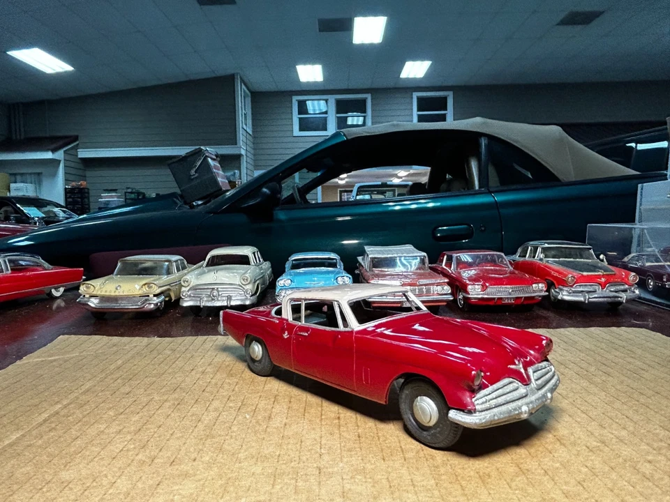 Vintage AMT 1953 Studebaker Commander Dealer Promo Model Car 1:25 Scale W/ Case - Image 4 of 4