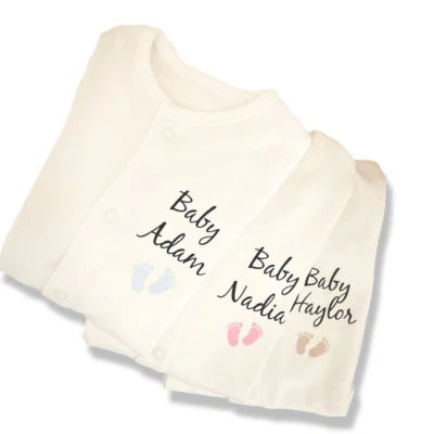 MILLY MOLLY MORLEY PERSONALISIERTER Unisex Fußabdruck Babygrow Schlafanzug Neu Baby Geschenk, Baby Dusche Geschenk