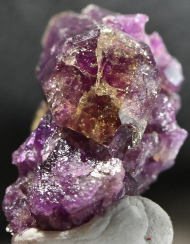 DEEP PURPLE BICOLOR MANGANOANVESUVIANITE XTAL! 1X1X1.5 CM JEFFREY MINE,CANADA#30 - Bild 2 von 4