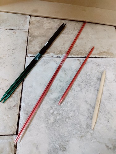 ASSORTIMENTO ARTIGIANALE DI FERRI DA MAGLIA 3 METALLO 1 LEGNO  - Foto 1 di 3