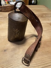 Piękny stary dzwon krowy dzwonek jałmużny dzwonek bydła kajdanka dla krowy ze skórzanym paskiem