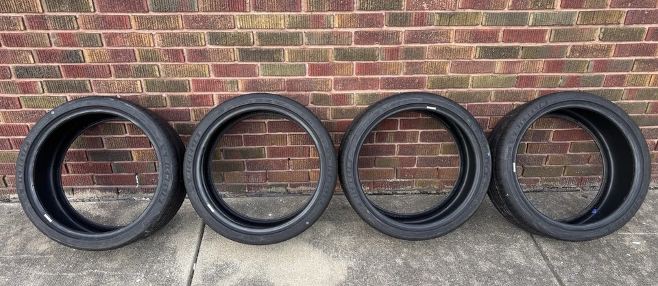 Juego de cuatro neumáticos Michelin Pilot Sport 4S 265/30R19 despegue nuevo: cero millas Foto 2 de 4