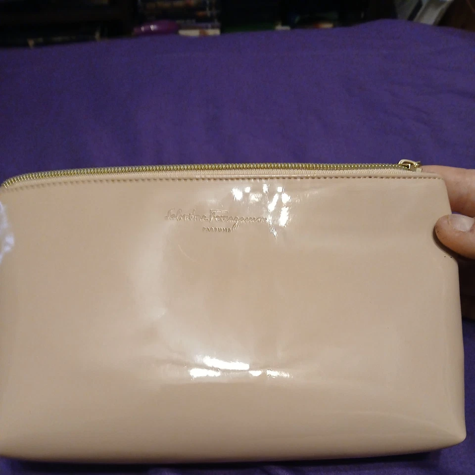 Bolso de cosméticos Salvatore Ferragamo perfumes imitación cuero rosa pálido Foto 2 de 4