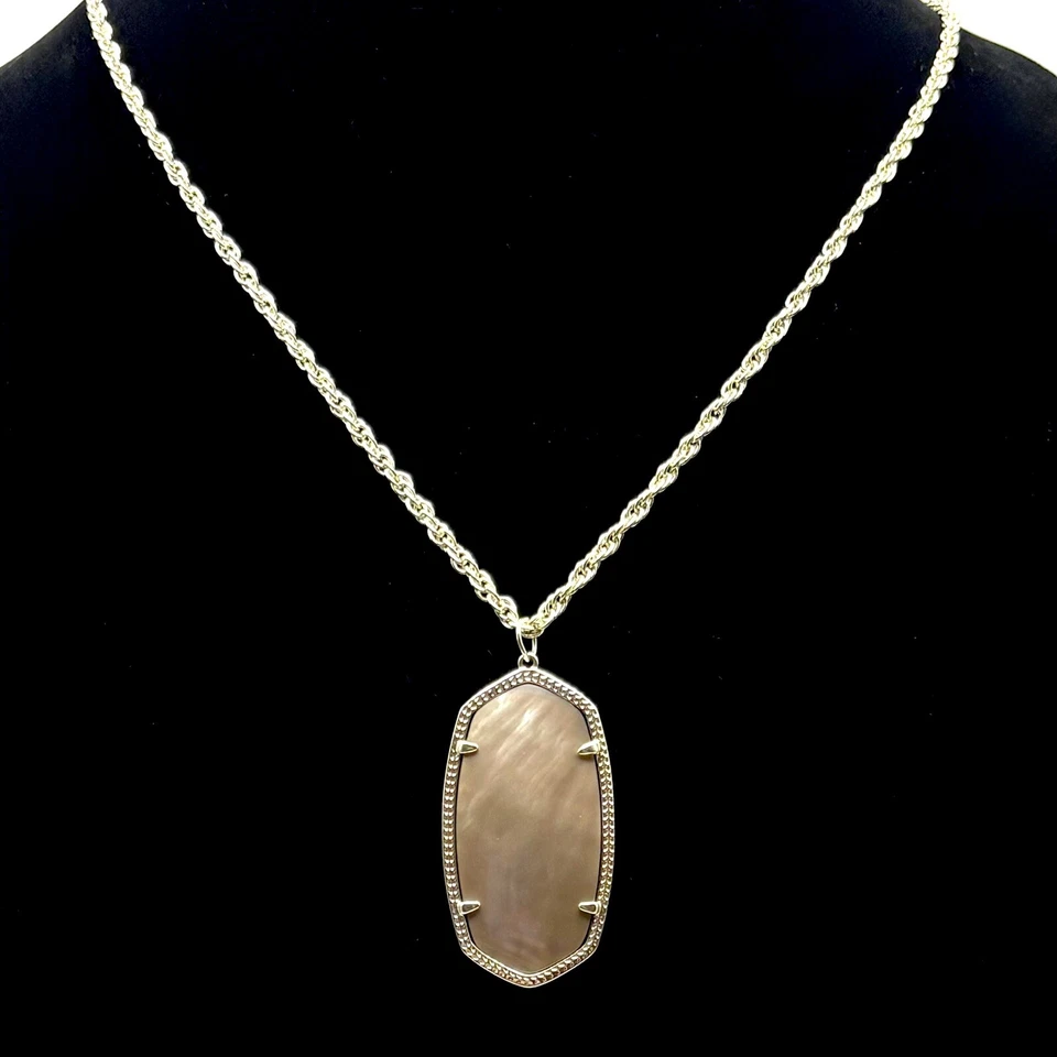 Colar Kendra Scott Rae corrente de ouro amarelo e pingente de madrepérola marrom - Imagem 2 de 3