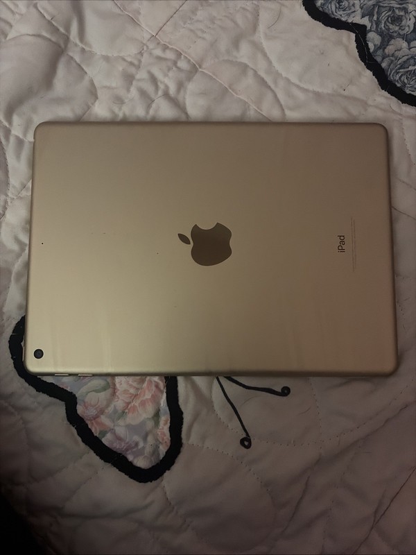 Apple iPad 5th Gen MPGT2LL/32GB Wi-Fi Gold Very Good Condition/Used with charger