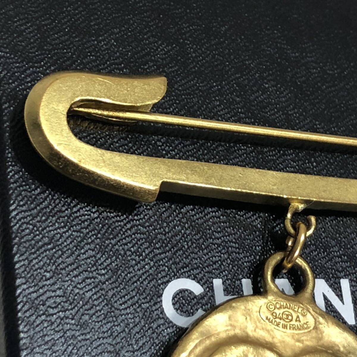 CHANEL Vintage Safety Pin Brooch 94A Round CC Logo Charm CHANEL Vintage Safety Pin Brooch 94A Round CC Logo Charm