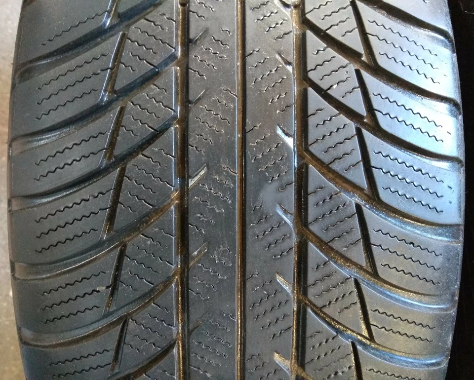 2 Winterreifen Bridgestone Drive Guard Winter RFT 205/60 R16 96H RA2444 - Bild 2 von 2