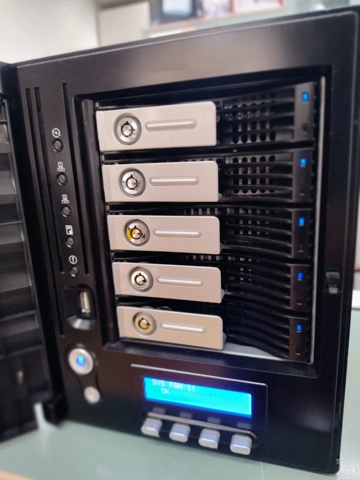 Nas Thecus N5200XXX + 5 HD da 3 TB - Immagine 2 di 4