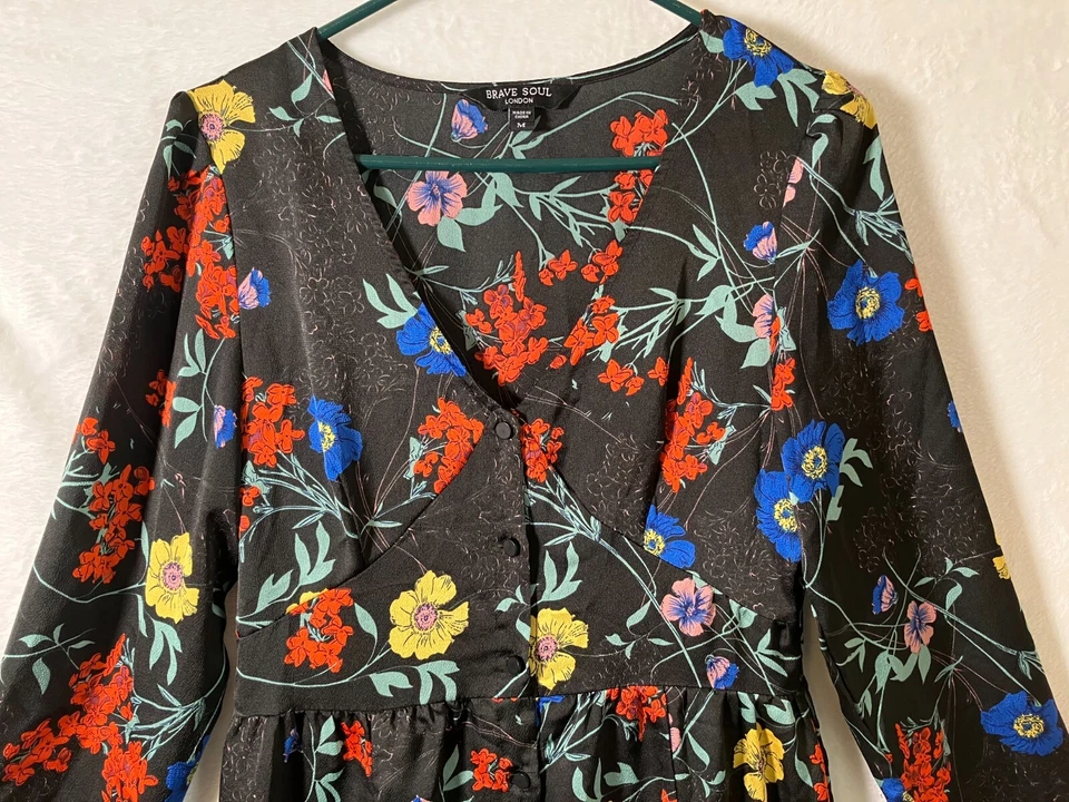 Vestido midi BRAVE SOUL cintura imperio negro floral talla mediana cuello en V calce y acampanado Foto 2 de 4