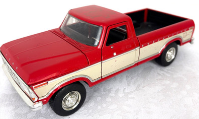 1979 Ford F-150 Pickup Truck 1:24 Scale Diecast Model Maisto Red Tan