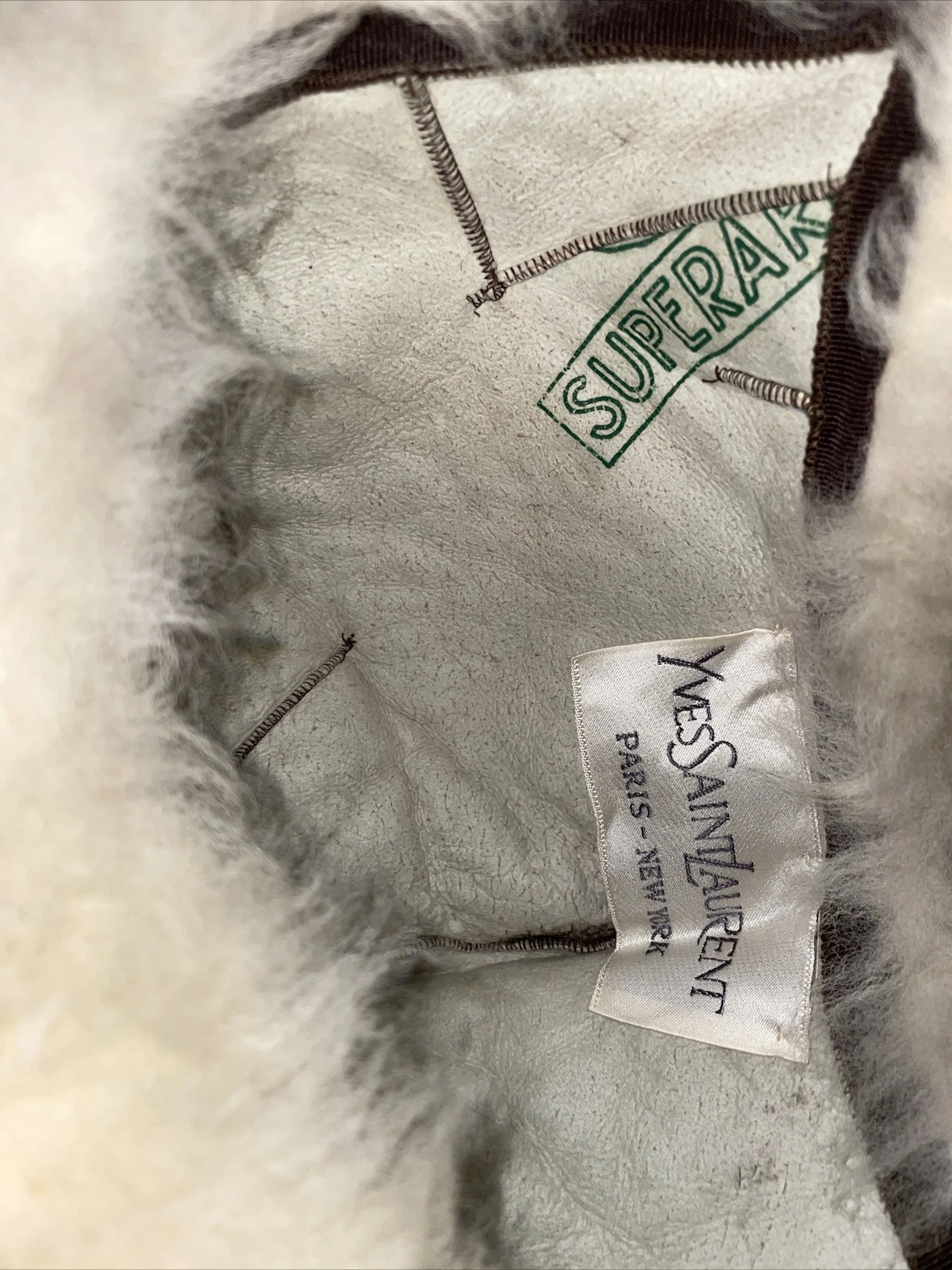 SAINT LAURENT (YSL) Cappello vintage YSL Yves Saint Laurent cofano in pelliccia con pompon taglia unica