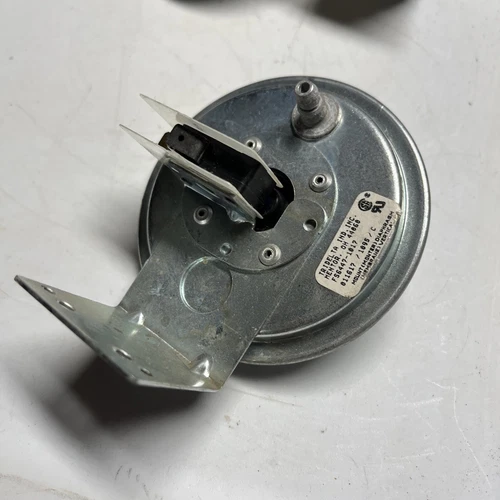 Carrier Pressure Switch FS6447-1017.  011617-1095 /C