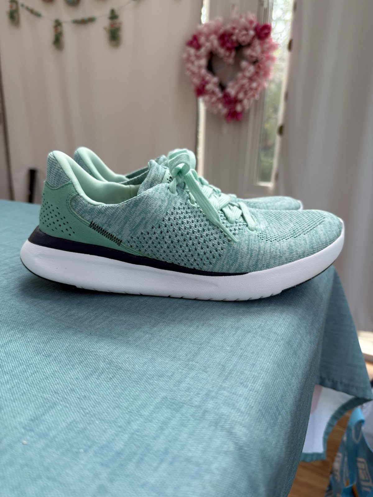 Kizik Lima Hands-Free Lace-Up Sneakers in Mint Green - Women's Size 8.5 Wide