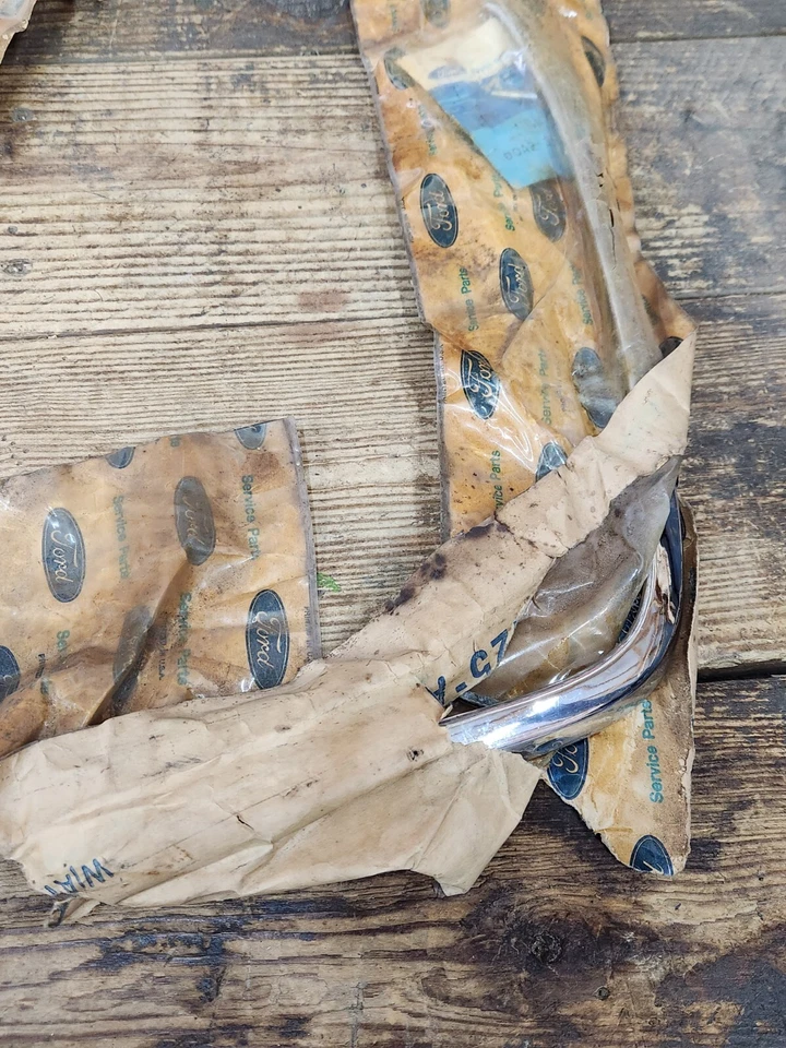 NOS OEM 1970 Ford LTD XL Front Fender Front Extension Molding Pair D0AZ-16B124-A - Image 2 of 4