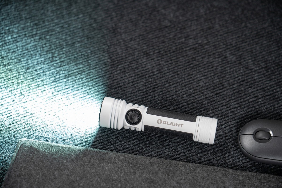 olight Seeker 4 Pro ホワイト Olight Seeker 4 Pro White Aluminum 4600 Lumen Flashlight