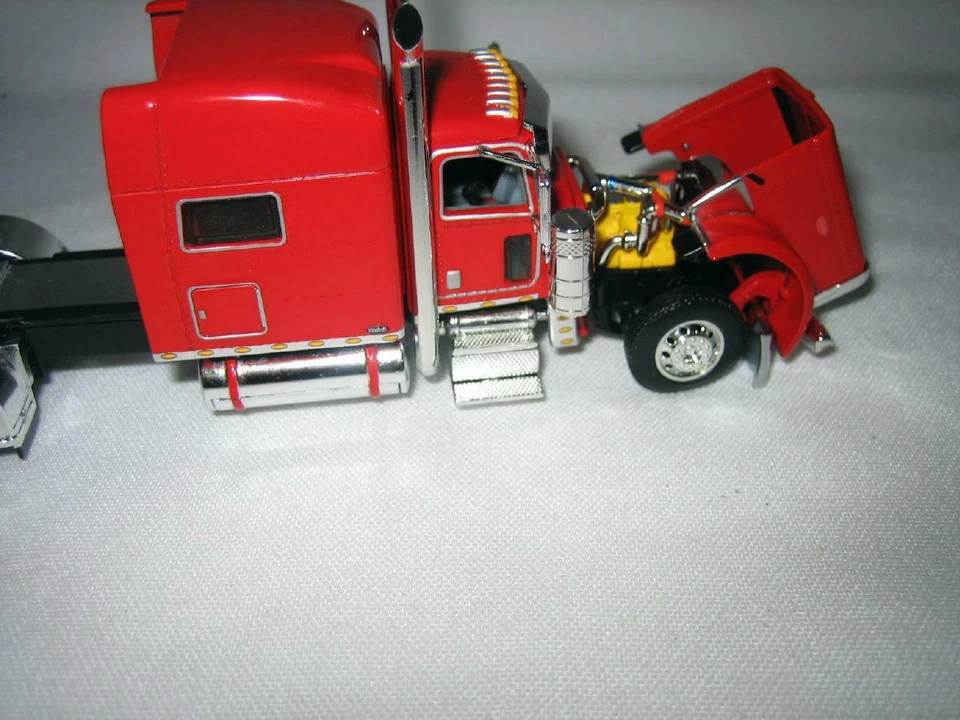 1/64 DCP 213 389 Pete 70” Sleeper Cab (Red) - Image 3 of 3