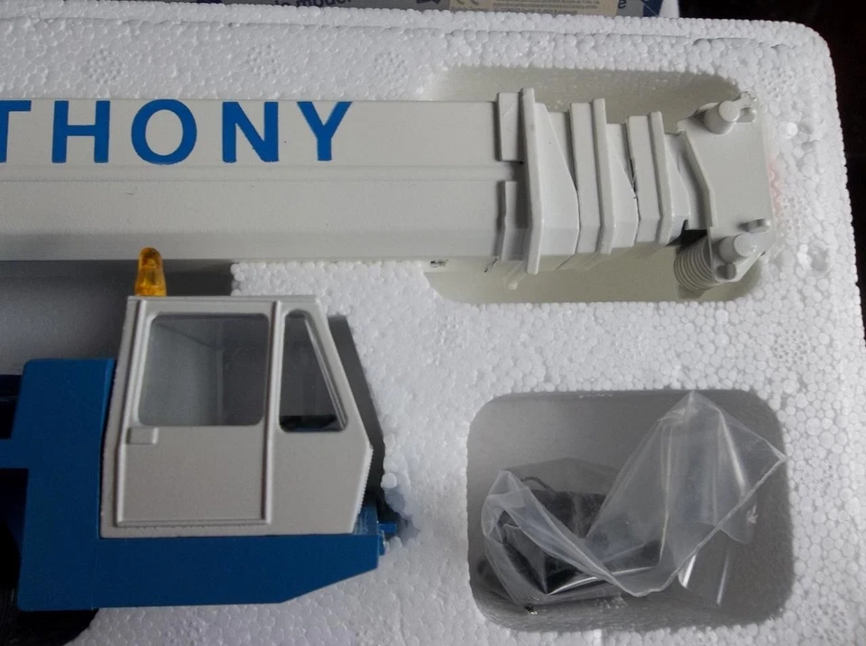 Brand New in Box Conrad 2077A Krupp 250 GMT Blue ANTHONY Mobile Crane 1:50 scale - Image 4 of 4