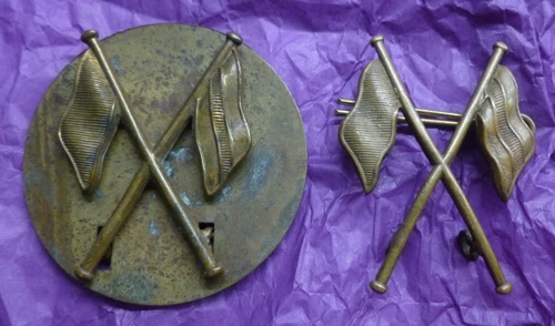WW1 Infantry Signallers Brass Crossed Flags Arm Badge pair.