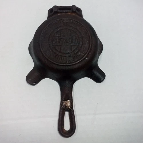 Vintage GRISWOLD Mini Cast Iron Skillet Ashtray #00-570A w/MATCH HOLDER &Matches
