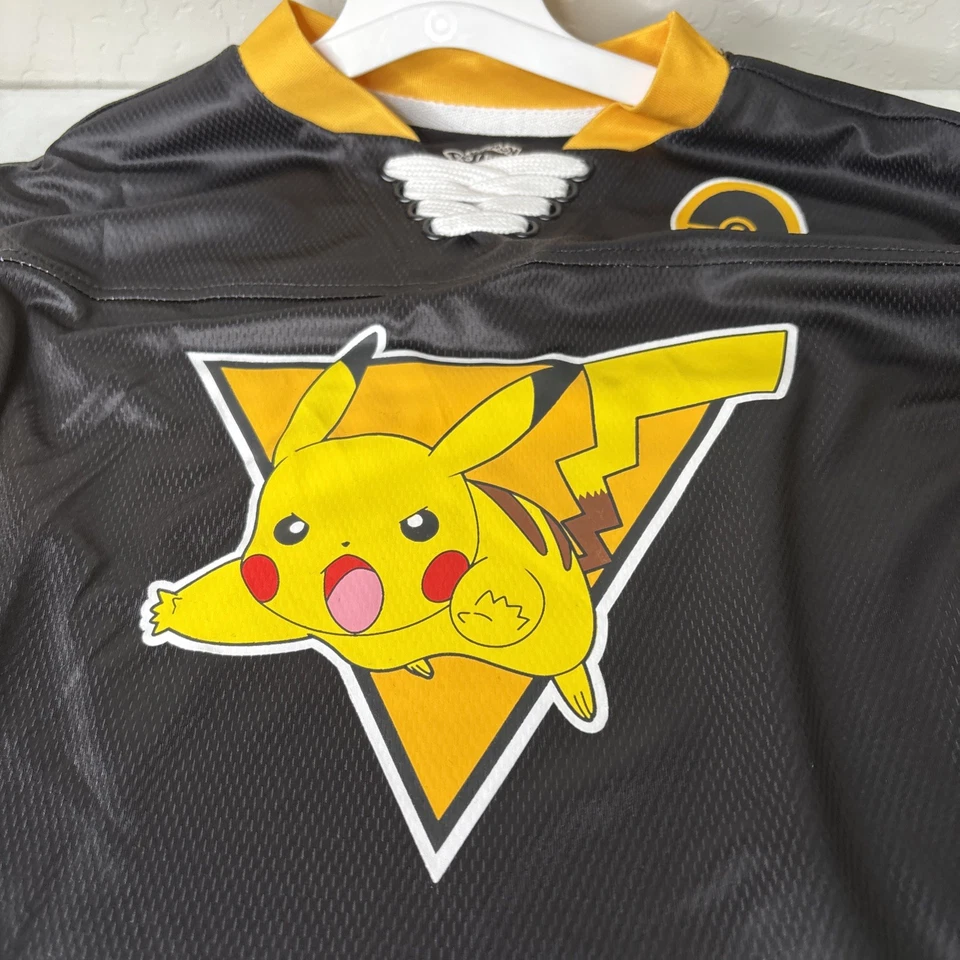 Camiseta de hockey Pokemon Pikachu para niños talla pequeña nueva con etiquetas negra/amarilla/blanca Foto 2 de 4