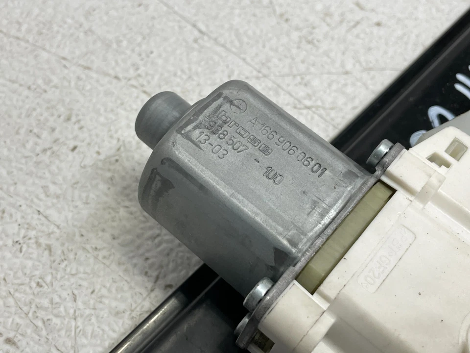 13-16 Mercedes Benz GL450 GL550 Rear Right Window Regulator W/Motor 1424 OEM - Image 3 of 4