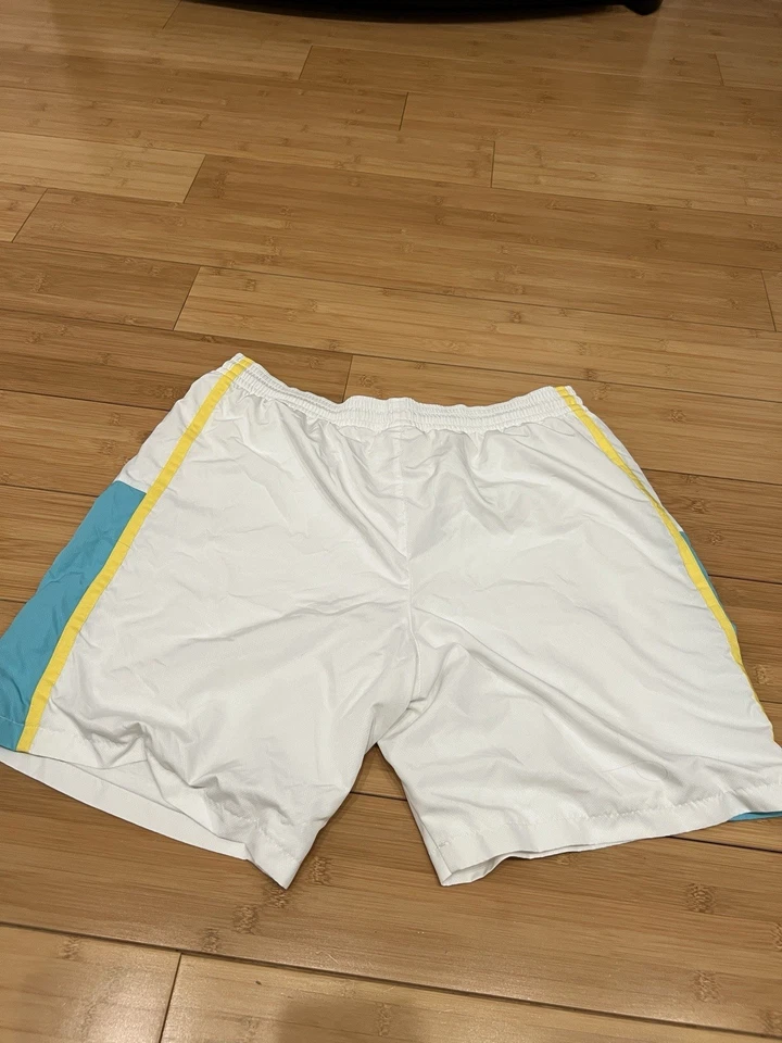 Shorts Lacoste Sport Light Colorblock em branco com azul e amarelo TAMANHO XL - Imagem 3 de 4