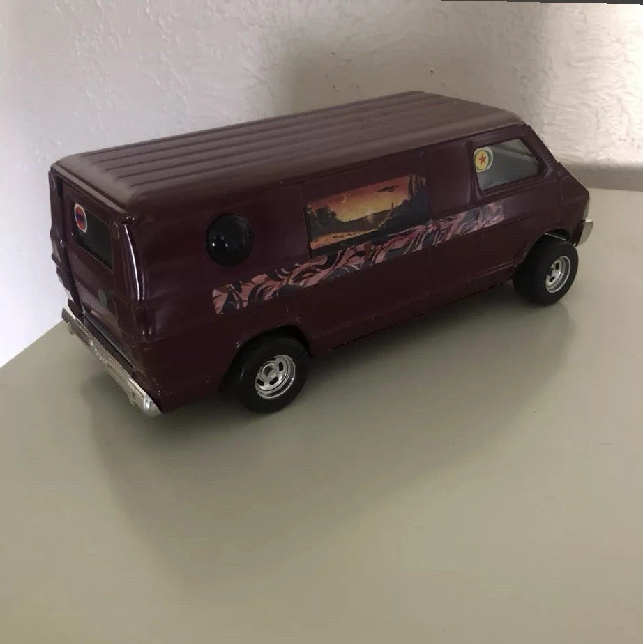 ERTL Diecast Borgoña Dodge Tradesman Van Años 70 De Colección Coleccionistas Foto 2 de 3