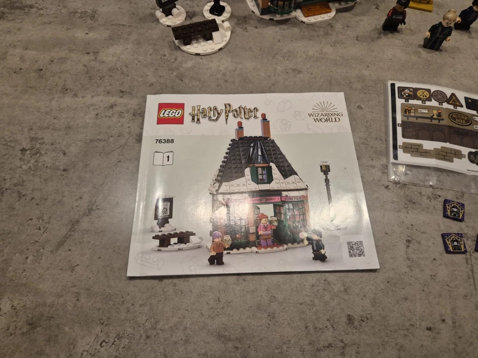 LEGO Harry Potter 76388 Hogsmeade Village Visit, photo 2 of 5