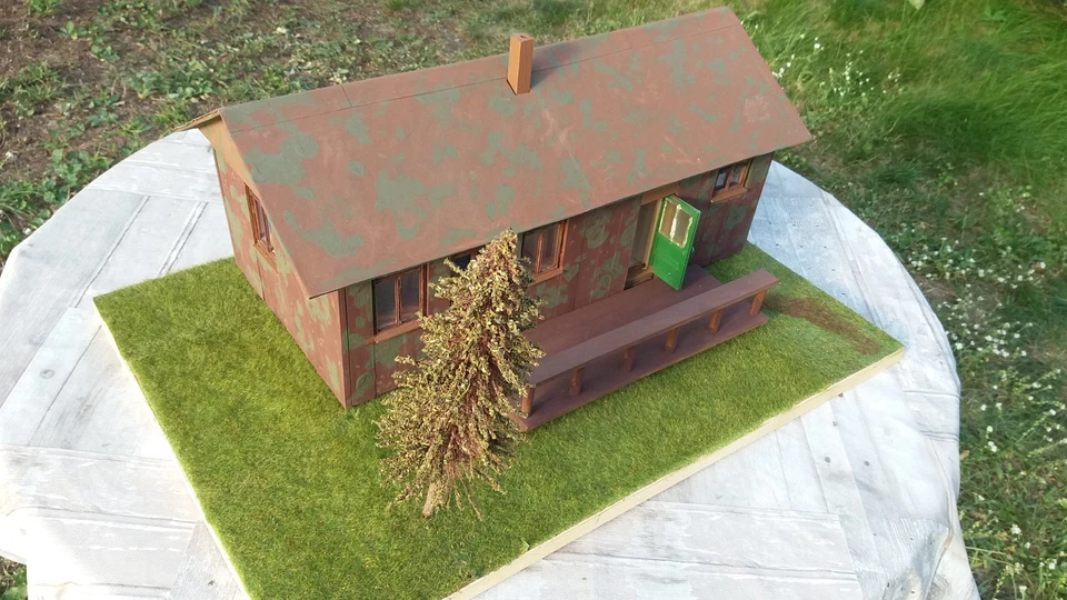 Modellhaus - UNIKAT - Eigenbau - Maßstab ca. 1:32, Grundplatte B=42 cm, L=60 cm - Bild 2 von 4