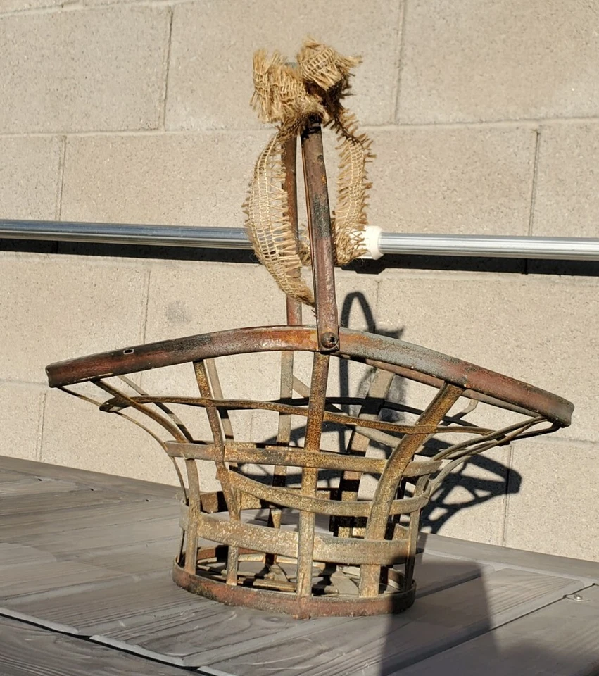 Antigua cesta de hierro fundido con mango rústico primitivo granja Foto 2 de 4