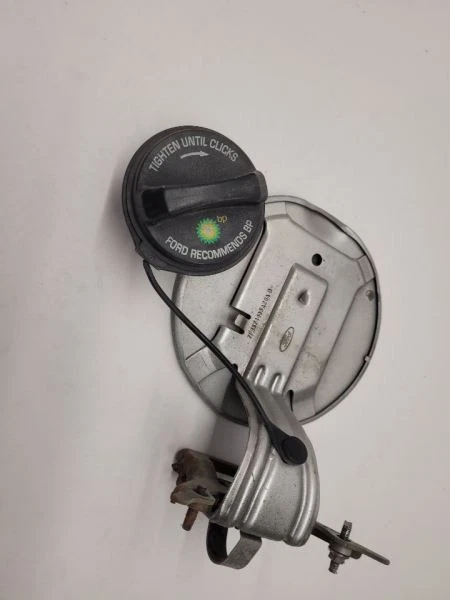 Ford Taurus X 2008-2009 puerta de llenado de combustible plateada 5F9Z74405A26AA Foto 4 de 4